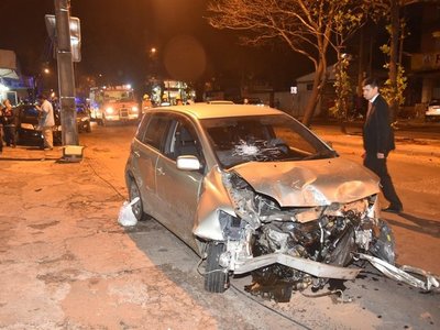 Mujer protagoniza violento accidente y da positivo al alcotest
