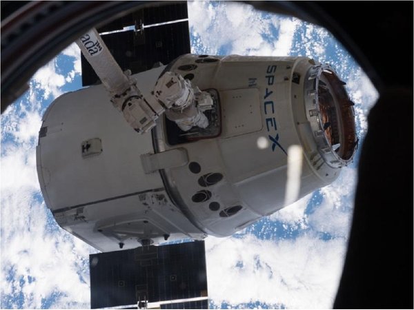 Cápsula Dragon regresa a la Tierra con materiales de la NASA