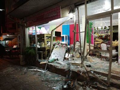 Tras un roce, conductora provoca aparatoso accidente