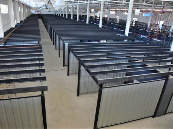 Comerciantes se preparan para reinstalarse en el renovado bloque C