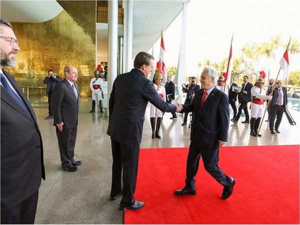 Piñera llega a Brasilia para examinar incendios con Bolsonaro