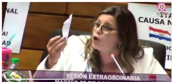 Comió papel en señal de protesta por 'pacto de impunidad'
