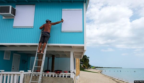 Puerto Rico cierra escuelas y abre refugios a la espera de tormenta tropical Dorian