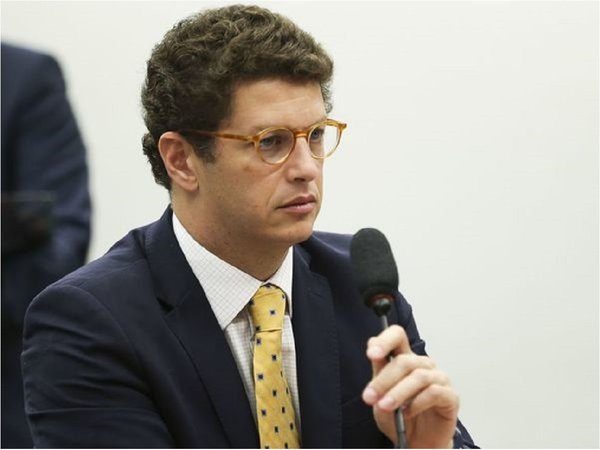 Brasil: Hospitalizan a ministro en medio de crisis amazónica