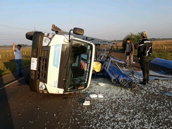 EVITÓ CHOCAR CONTRA UN MOTOCILISTA Y VOLCÓ