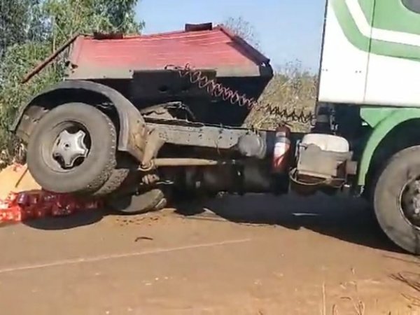 Camión cervecero cayó a un arroyo y "loperro" ¡no robaron la "ceecita"!