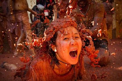 La Tomatina colorea el fin del verano - Mundo - ABC Color