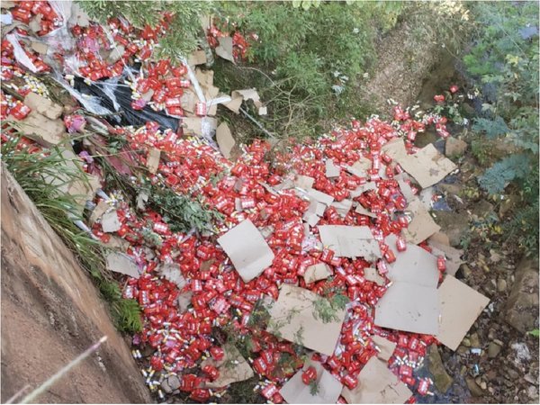 Conductor pierde el control y caen 40.000 kilos de cerveza a un arroyo