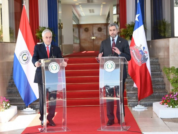 Piñera elogia a Abdo por "rápida reacción" ante incendios forestales