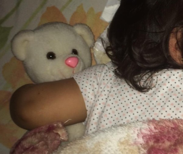 Mamá acude a la solidaridad ciudadana anhelando encontrar el peluche de su hija