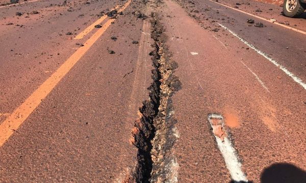 Maquinaria destruye capa asfáltica de ruta Naranjal-San Cristóbal