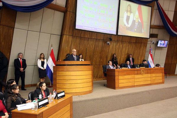 Diputados concede distinción "Mérito Comuneros al profesor Blas Servín