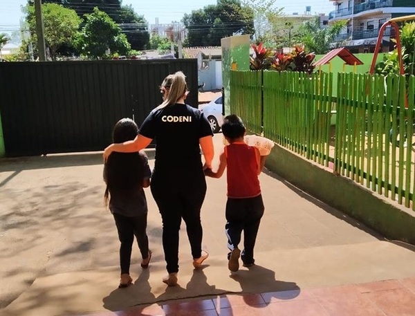 Asisten a niños que son vendedores ambulantes en CDE