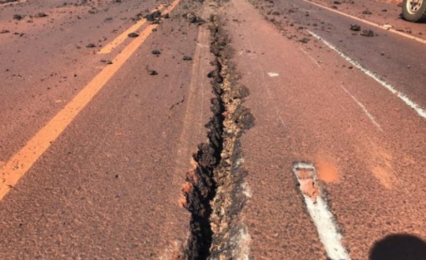 Maquinaria destruye nueva ruta entre Naranjal-San Cristóbal