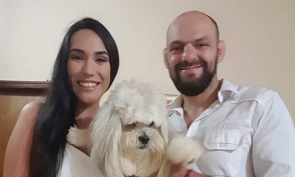 Especularon que Silvia Flores dejó sólo a su perro