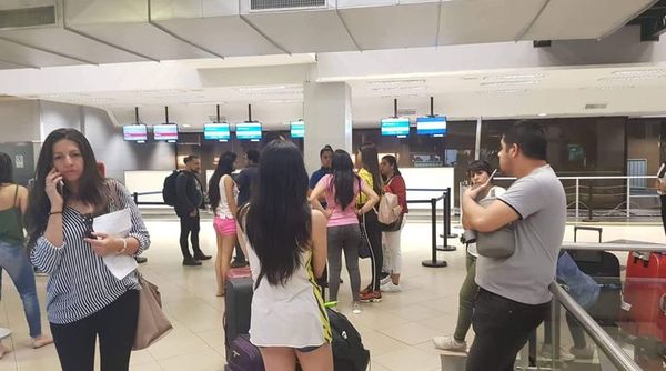 Air Europa deja “colgados” a pasajeros en el aeropuerto Silvio Pettirossi - Nacionales - ABC Color