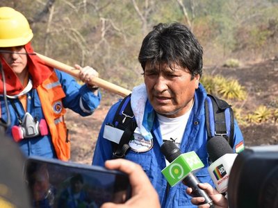 Polémica en Bolivia por imágenes de Evo Morales apagando incendios