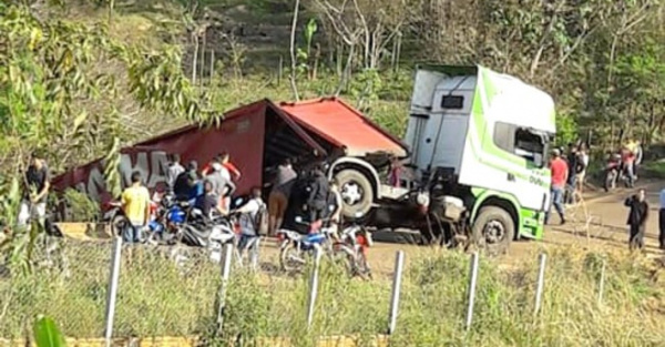 Camión con cerveza volcó y fue rapiñado