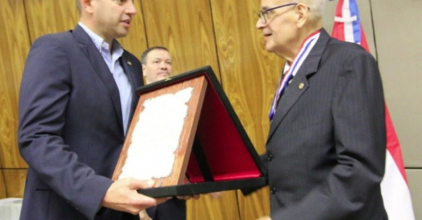 Otorgaron medalla Mérito Comuneros  al profe Blas Servín