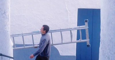 Quedó atrapado 5 días con la cabeza por una escalera