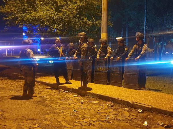 Hinchas de Cerro generan disturbios en torno a hotel donde están jugadores de River - Nacionales - ABC Color