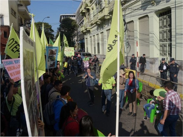 MEC exige informes sobre marcha de docentes y anuncia descuentos