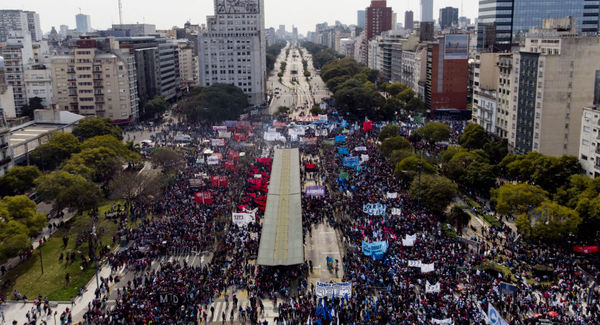 Multitudinaria protesta contra el Gobierno argentino paralizó Buenos Aires » Ñanduti