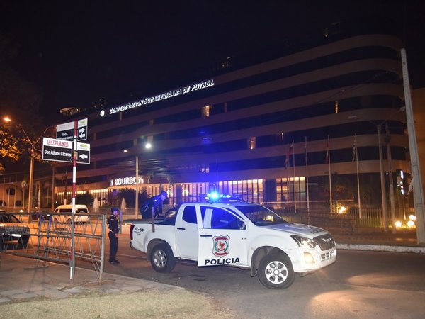 Hinchas de Cerro explotan petardos cerca del hotel de River