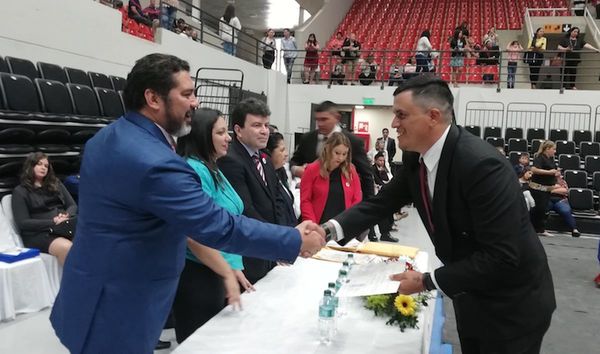 Nuevos técnicos reciben títulos