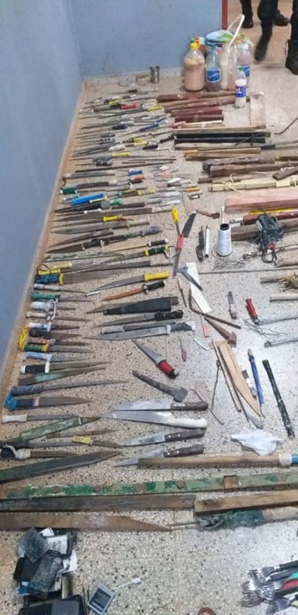 Requisan celulares, drogas y armas durante cateo en cárcel regional