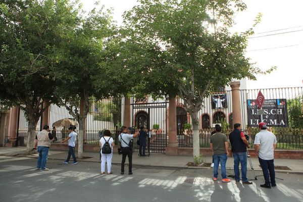 Casa de Juan Gabriel, destino de migrantes en su tercer aniversario luctuoso  - Gente - ABC Color