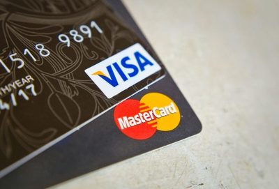 Cae número de plásticos pero crecen en saldo