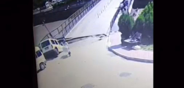 Puente se derrumba cuando peatones cruzaban | Noticias Paraguay