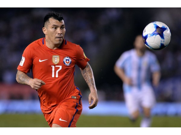 Gary Medel será compañero de un paraguayo en Italia