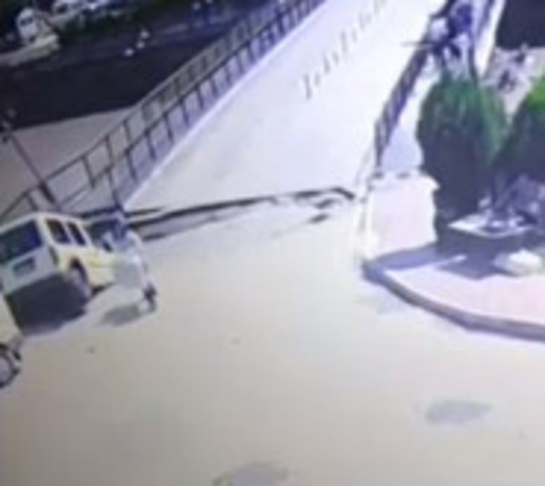 Captan derrumbe de puente justo cuando peatones cruzaban - Paraguay.com