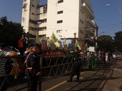 Docentes marchan por aumento salarial y contra la gestión del ministro Petta - ADN Paraguayo