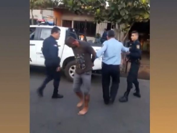 Con una botella rota, trató de matar a su señora