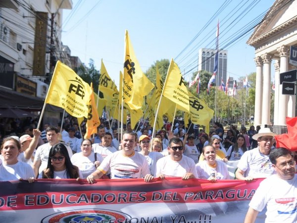 Docentes reclaman reajuste salarial con marchas y cierre de rutas