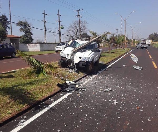 Camioneta embiste contra columna en Iruña