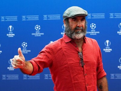 Cantona recibe el premio Presidente de la UEFA