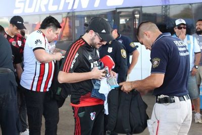 Control en la frontera para evitan ingreso de hinchas con antecedentes - Nacionales - ABC Color