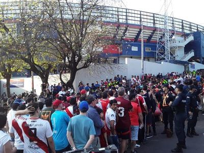 Cerca de 35 hinchas de River, detenidos por estar bajo los efectos del alcohol - Nacionales - ABC Color