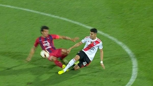 El VAR interpretó que era roja para Haedo - Fútbol - ABC Color