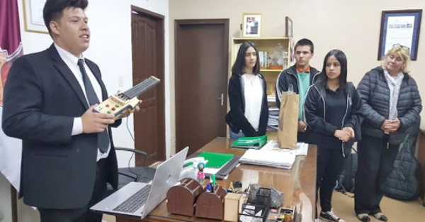 Bochos crearon guitarra inclusiva para no videntes