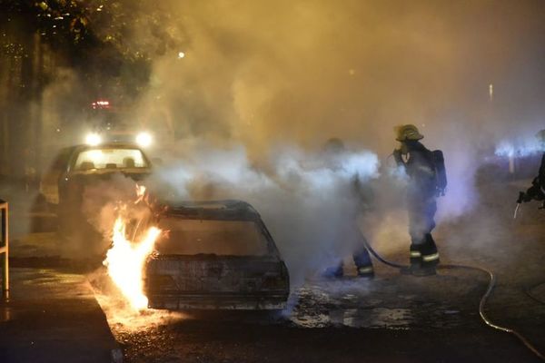 Queman un vehículo en Asunción y propietario sospecha de venganza - Nacionales - ABC Color