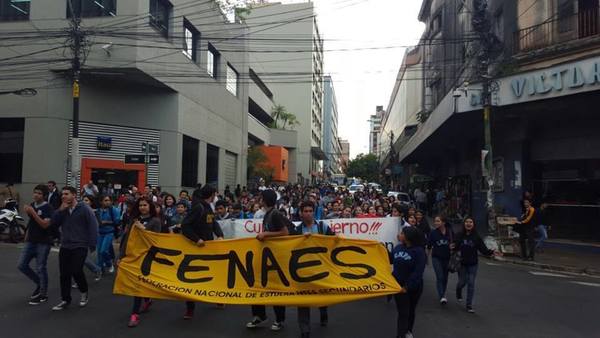 Estudiantes y docentes marchan hoy en la capital - ADN Paraguayo