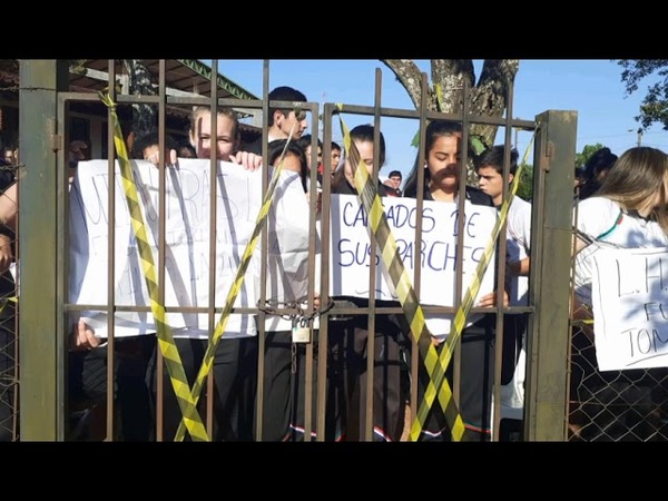 ESTUDIANTES Y PADRES TOMAN COLEGIO EN BELLA VISTA
