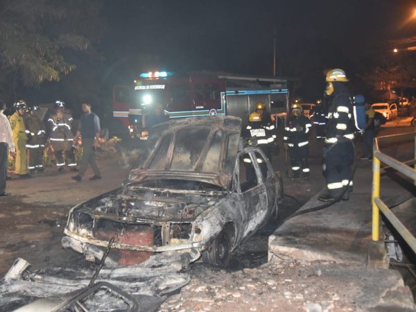 Acusa a exinquilino de quemarle el auto porque le desalojó