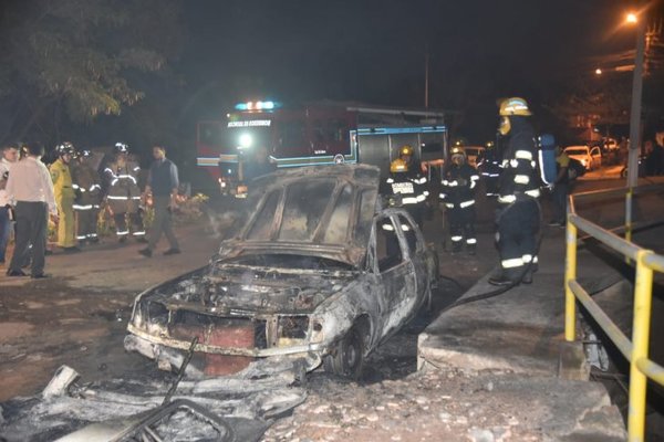 Acusa a exinquilino de quemarle el auto porque le desalojó