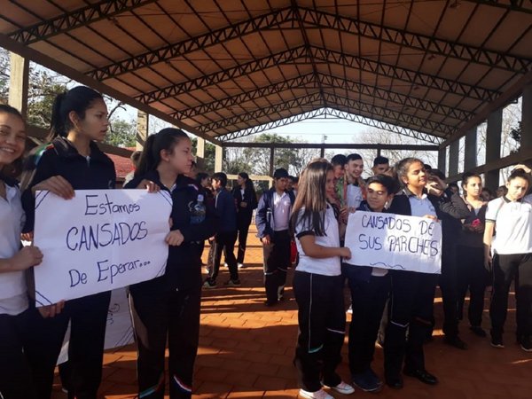 Estudiantes toman colegio y reclaman falta de director en Itapúa